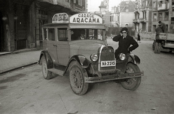 coche antiguo de autoescuela aracama